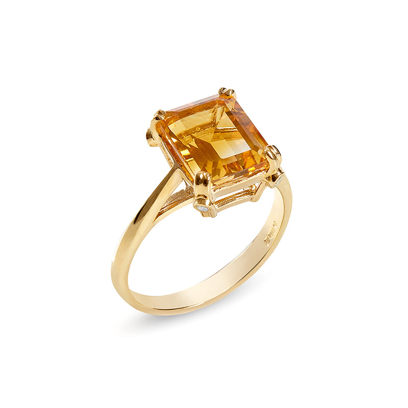 Gold ring with citrine solitaire and 4 small diamonds
