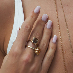 Gold ring with citrine solitaire and 4 small diamonds