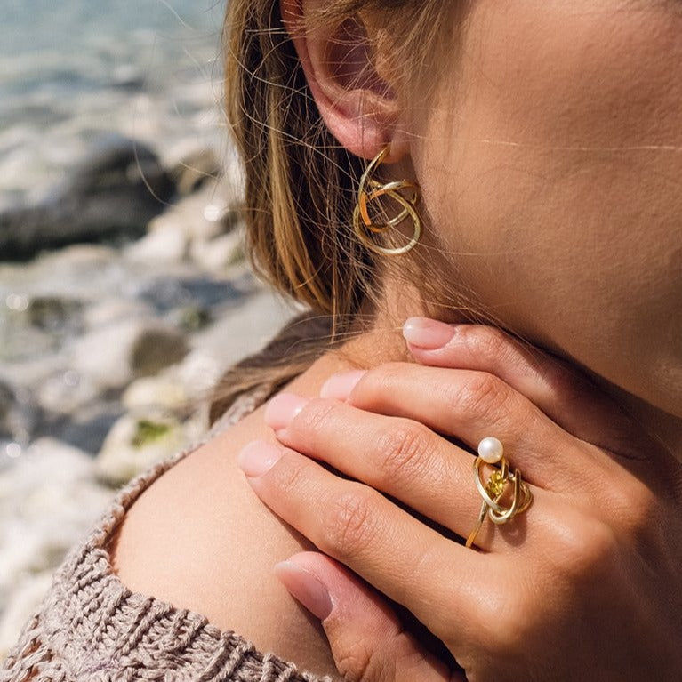 Knot Ring with Sapphire and Pearl